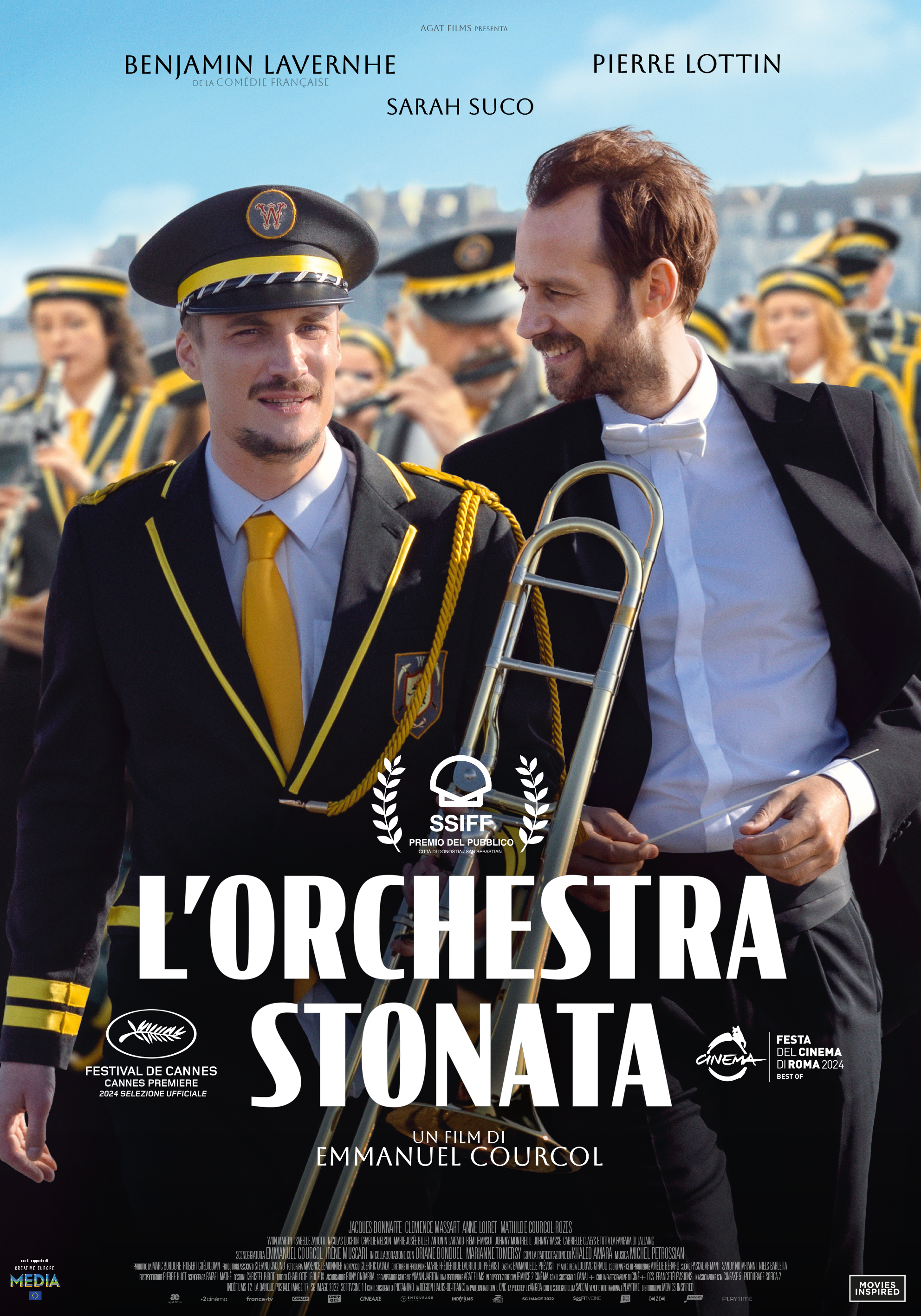 Locandina del film L'Orchestra Stonata: Benjamin Lavernhe (in smoking) e Pierre Lottin (in divisa da banda musicale) sorridono con uno sfondo di musicisti in divisa gialla e nera. Premiato al Festival di San Sebastián, presentato a Cannes e alla Festa del Cinema di Roma.