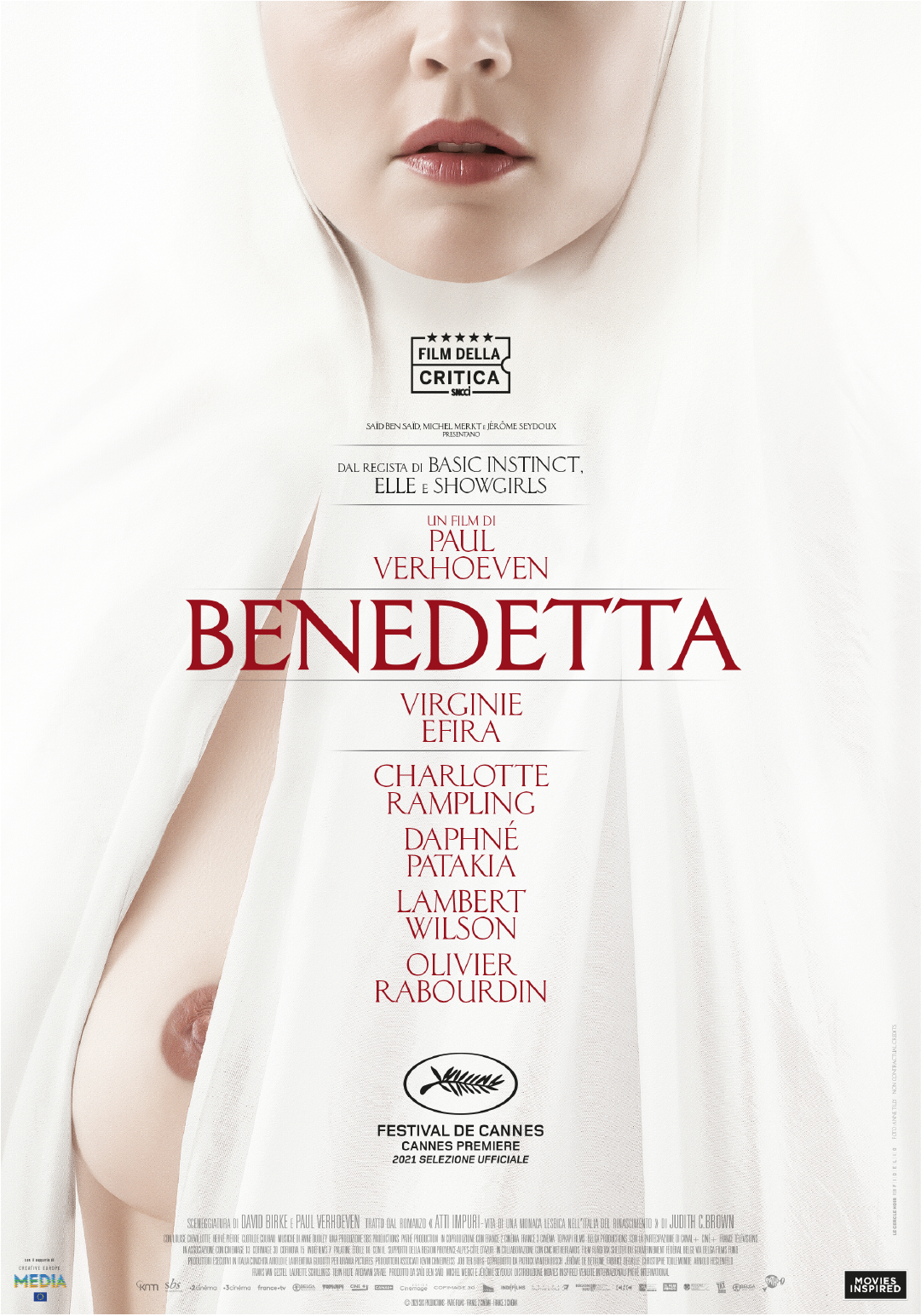 Poster del film ‘Benedetta’ di Paul Verhoeven con un’immagine di una suora parzialmente coperta da un velo bianco, con il titolo rosso e il cast principale elencato.