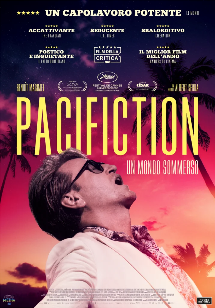 Poster del film “Pacifiction - Un mondo sommerso” con Benoît Magimel in primo piano, uno sfondo tropicale dai colori intensi e citazioni entusiastiche della critica internazionale.