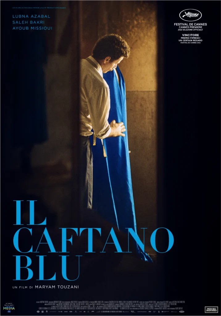 La locandina del film Il Caftano Blu mostra il protagonista Halim mentre accarezza un prezioso caftano blu in una stanza illuminata da una luce soffusa. Il poster evidenzia il cast principale e i riconoscimenti del Festival di Cannes.