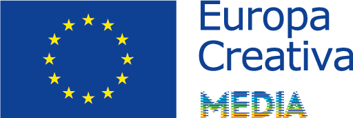 Logo del programma Europa Creativa MEDIA, con la bandiera europea blu e stelle gialle a sinistra e testo blu "Europa Creativa MEDIA" a destra, a supporto del settore audiovisivo europeo.