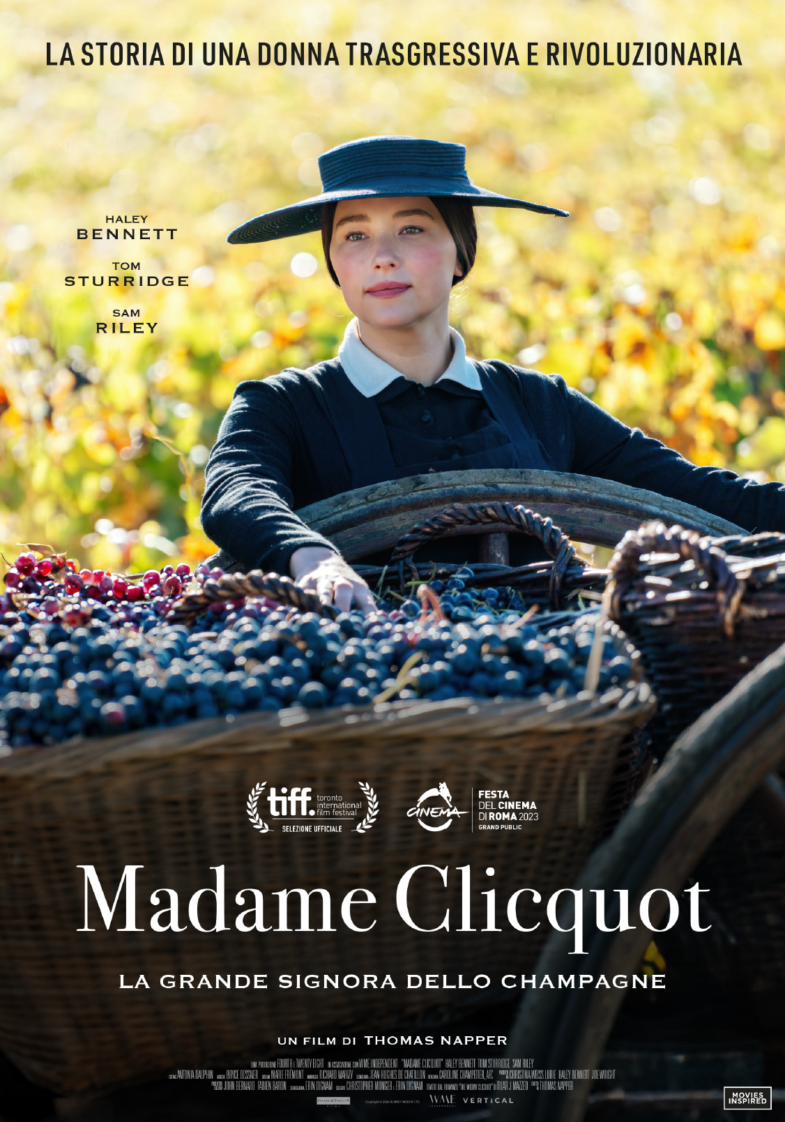 Poster ufficiale del film Madame Clicquot, che raffigura Haley Bennett nei panni di Barbe-Nicole Ponsardin, seduta accanto a un cesto di uva in una vigneto dorato, con il titolo del film e i loghi del TIFF e della Festa del Cinema di Roma.