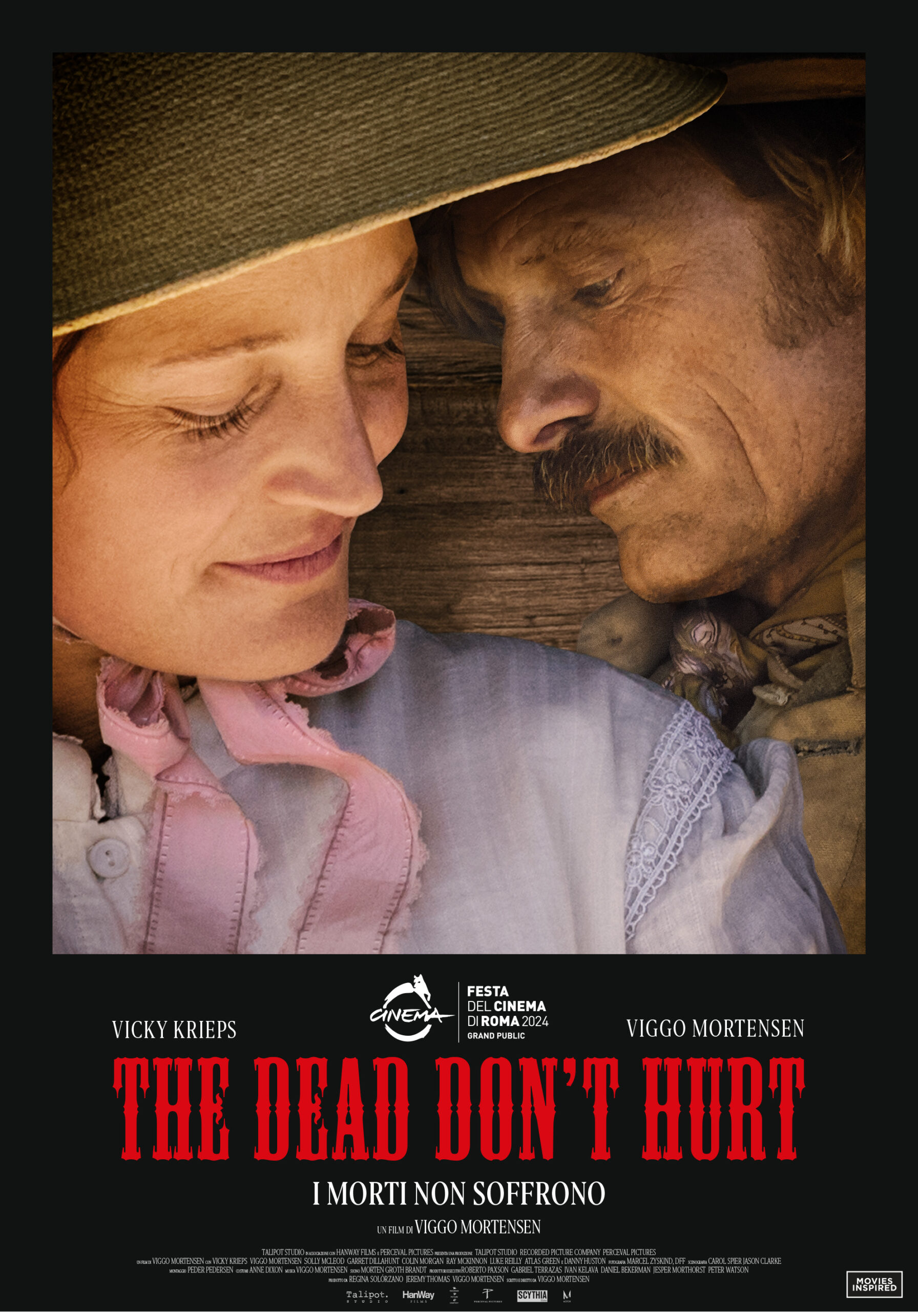 Poster ufficiale del film The Dead Don’t Hurt - I Morti Non Soffrono, con Vicky Krieps e Viggo Mortensen in un primo piano ravvicinato. Il film diretto da Viggo Mortensen racconta una storia d’amore e resistenza nel selvaggio West.