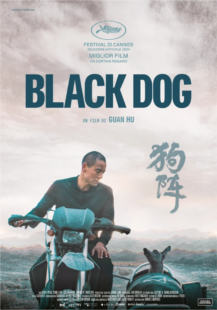 Poster ufficiale del film Black Dog con l’immagine di Eddie Peng su una moto accanto a un cane nero nel deserto del Gobi.