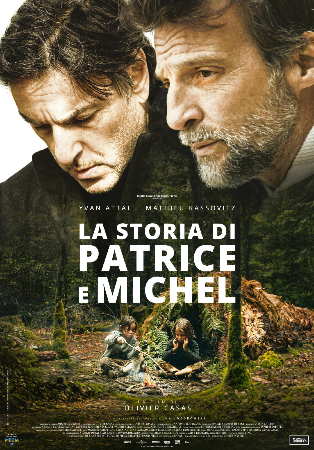 Poster ufficiale de La storia di Patrice e Michel, con i volti intensi di Yvan Attal e Mathieu Kassovitz in primo piano e una scena dei protagonisti bambini nella foresta.