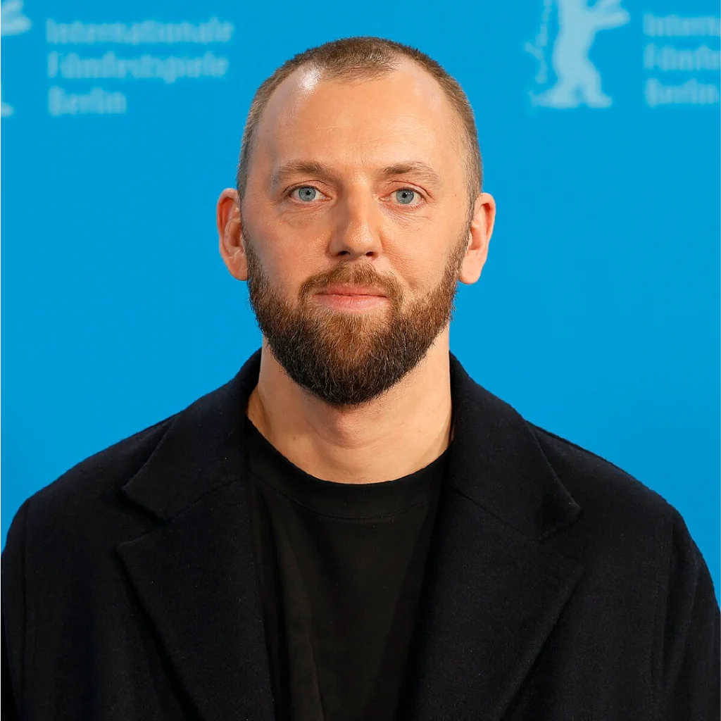 Il regista Gustav Möller alla Berlinale, con sfondo azzurro e logo del festival.